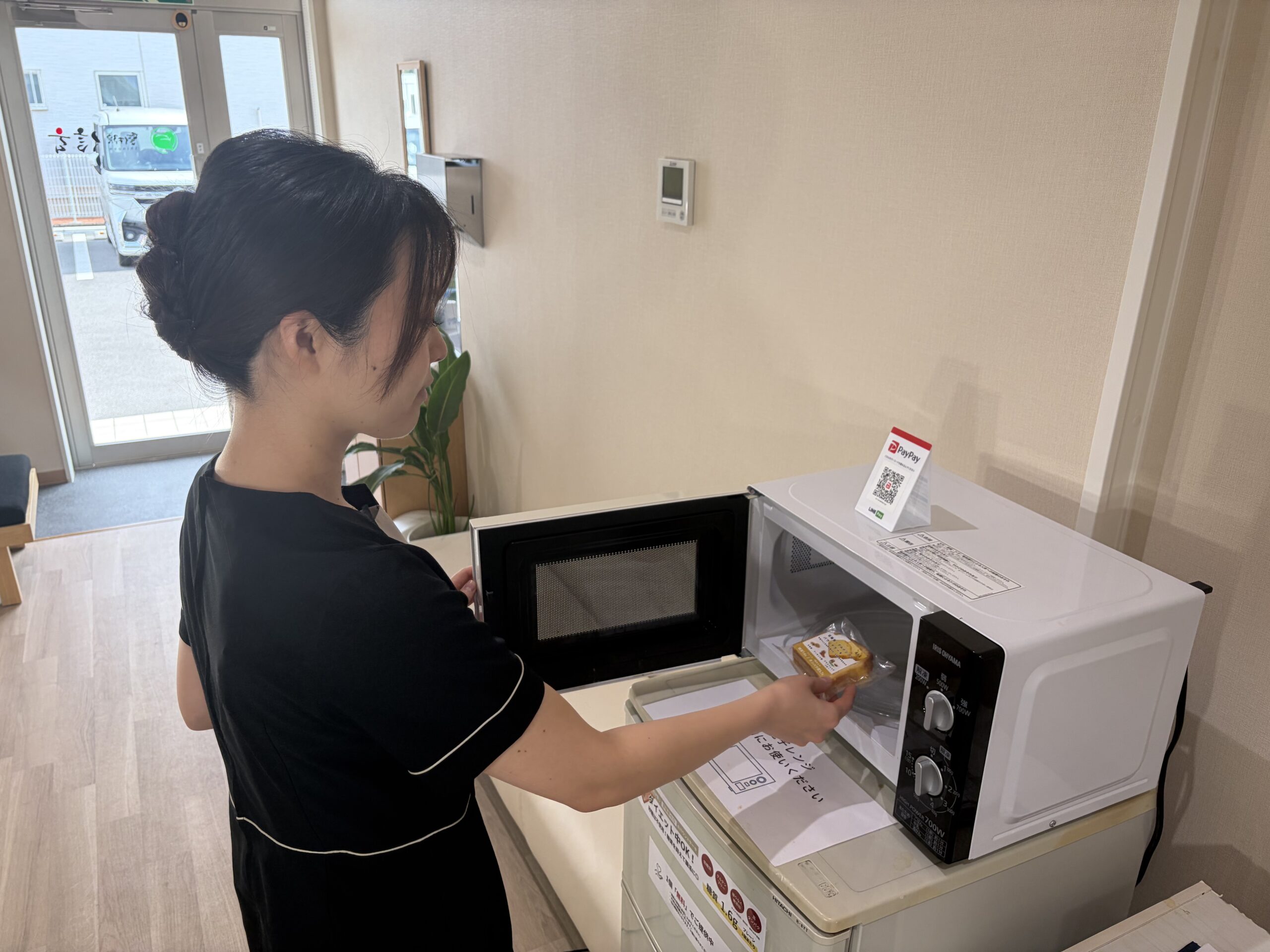 レンジでパウンドケーキを温めている様子